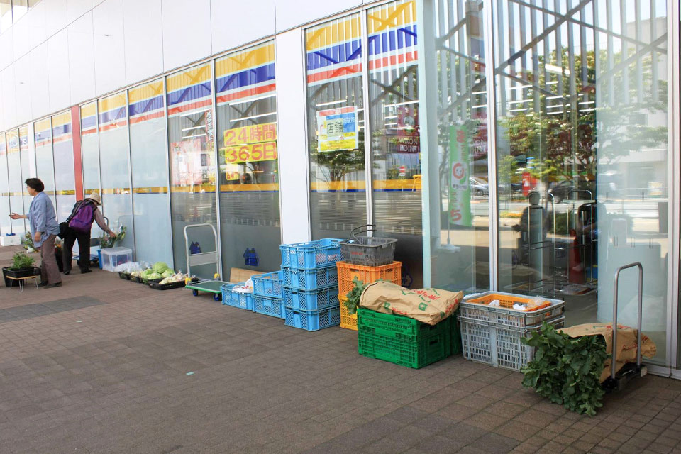 『市役所まち☆ベジ市』開店前風景