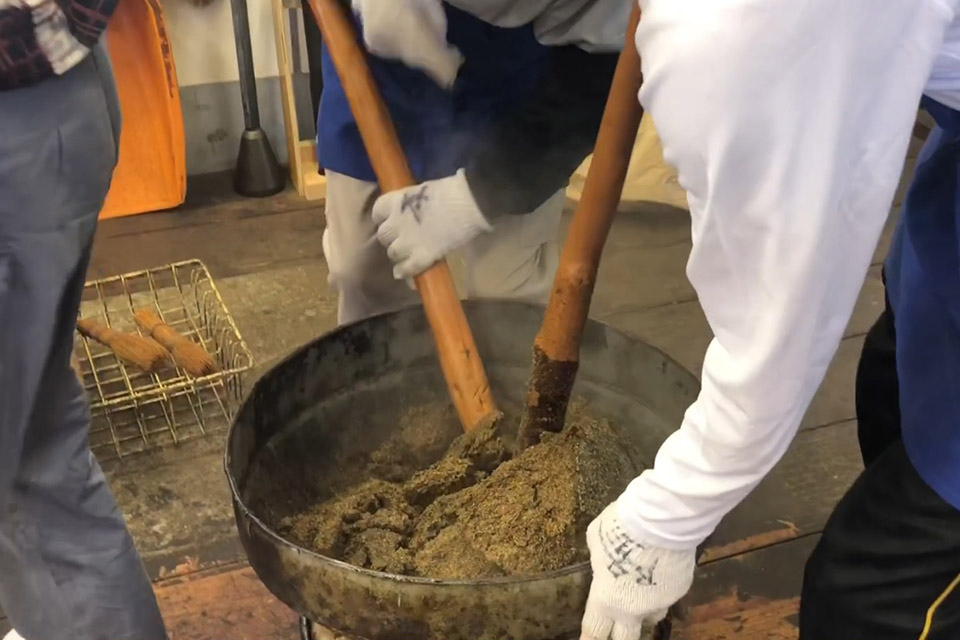 マットの中に押し込み