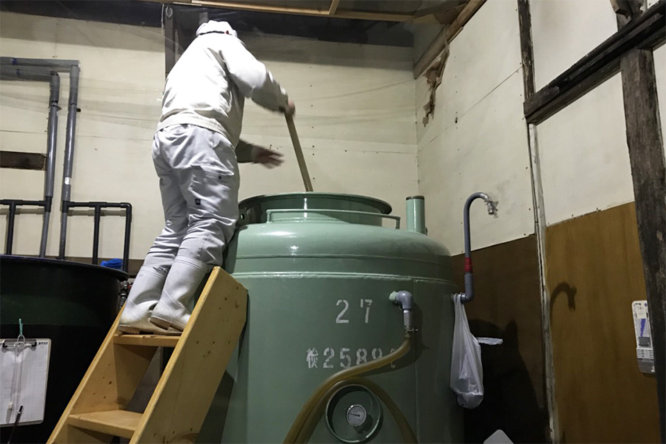 タンクで仕込んでいる鍵和田さん