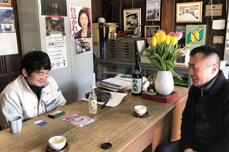 会話をしている栗原さんと鍵和田さん