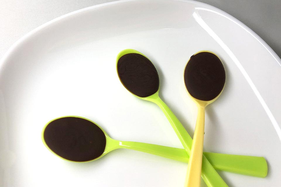 スプーンによそったチョコレート