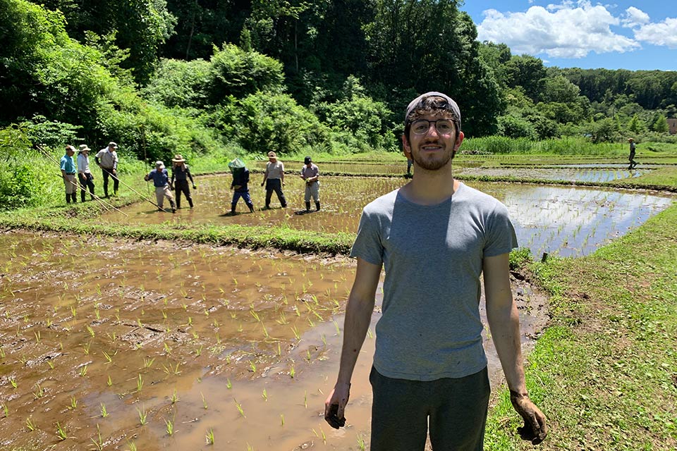 体験をする外国人