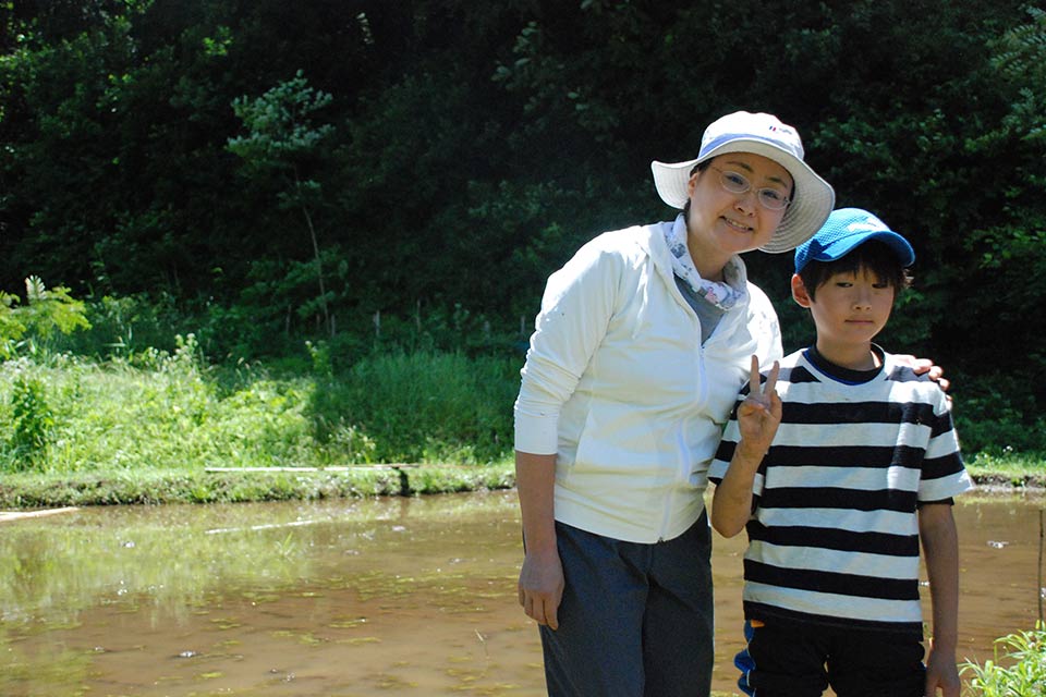 田植え体験をした親子